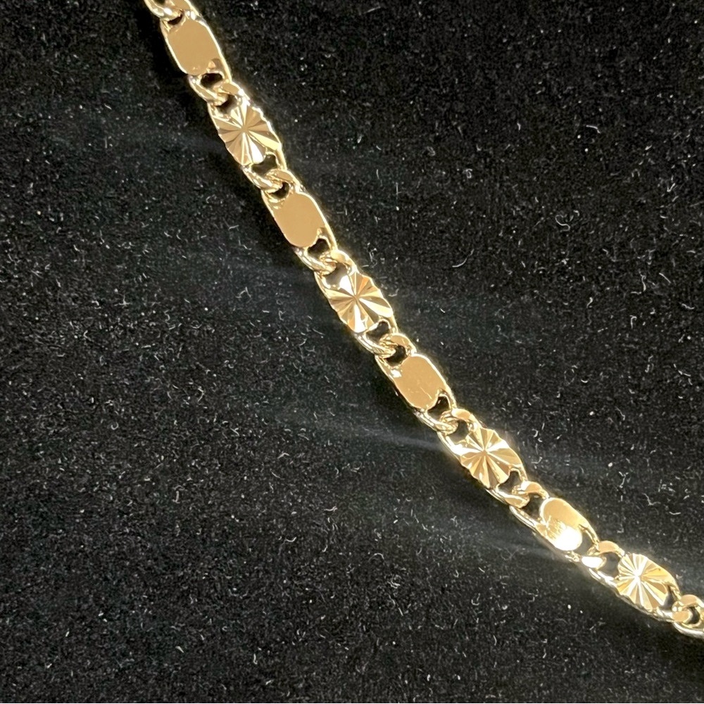 New Laminated gold chain with 24” image of the Virgin of Gudalupe - Picture 3 of 8
